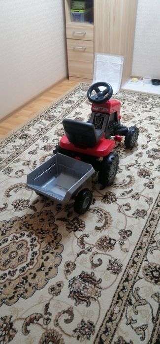 Детский педальный трактор с прицепом