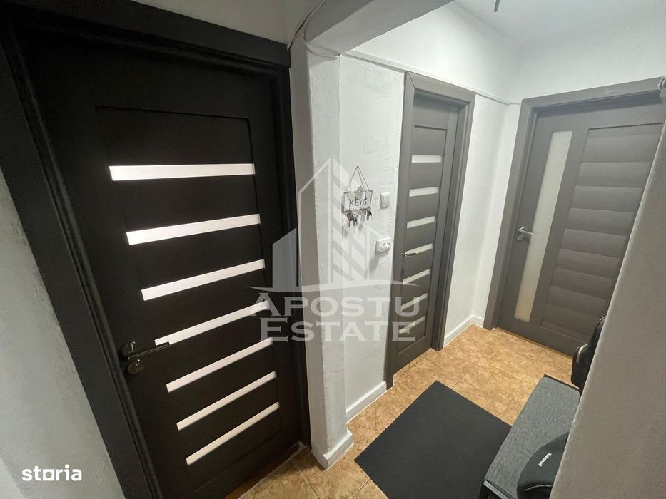 Apartament de vanzare cu 3 camere, etaj intermediar, zona Dacia