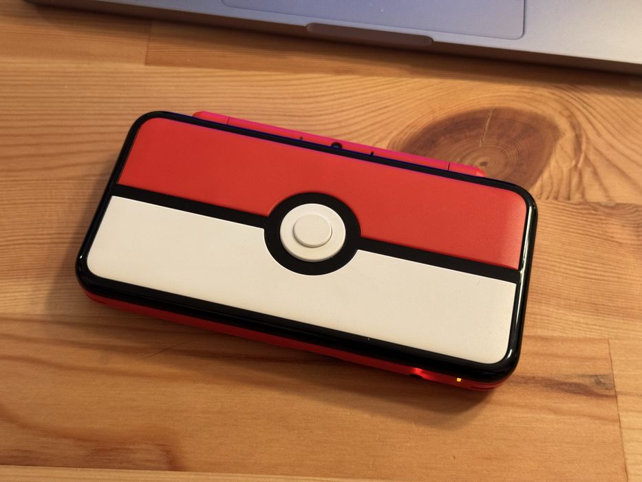 Nintendo 2DS XL Pokeball edition