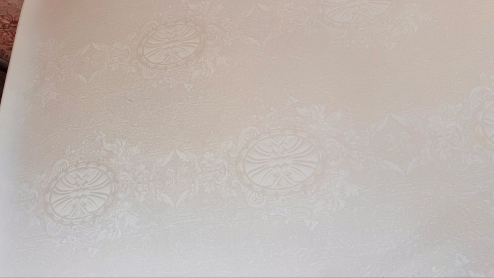 Большой стол  и  12 стульев  для  гостиной