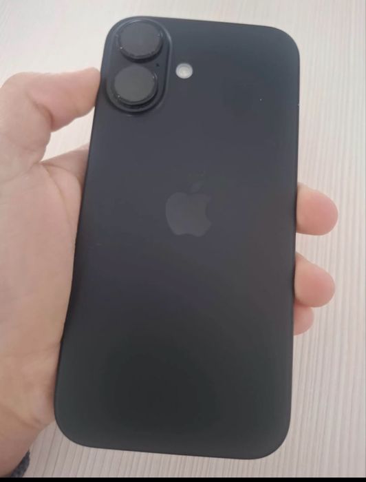 Vand iphone 16 95%santate urgent