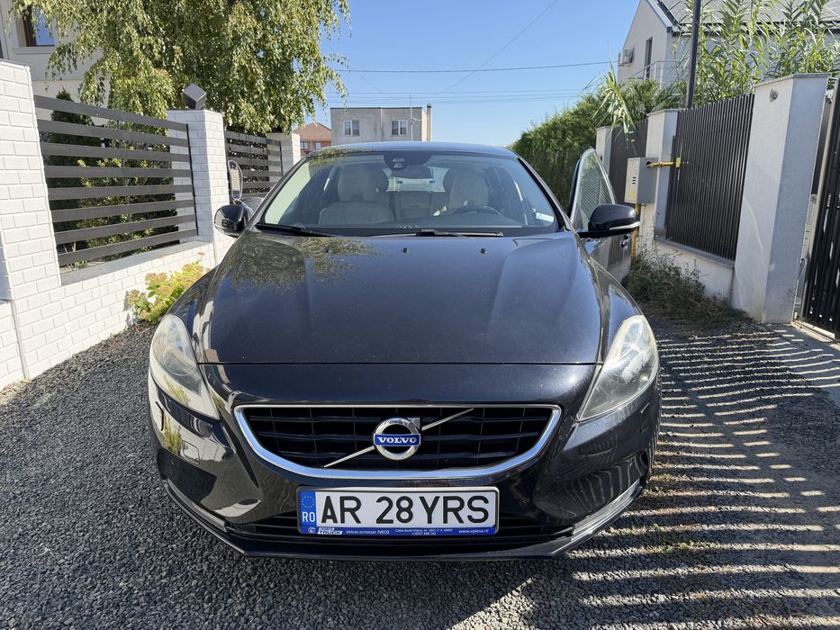 RAR  Volvo V40 D4 2.0 Diesel 190 CP, an 2015, Plafon Panoramic, Piele bej, Scaune încălzite