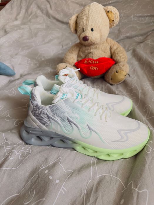 Продам кроссовки 37 размера