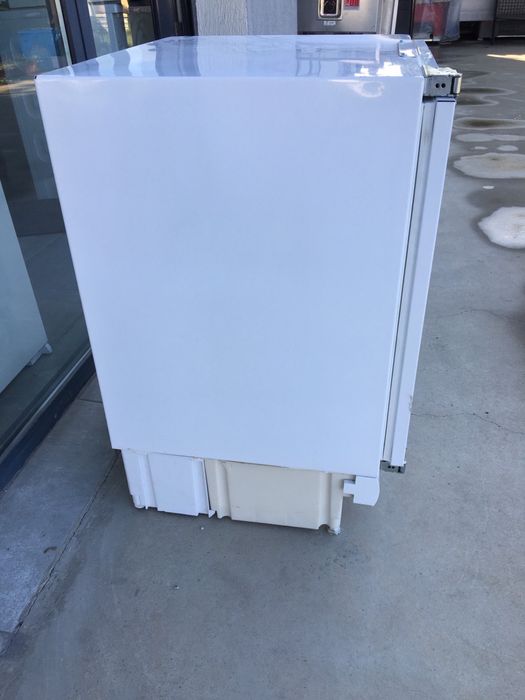 Малък хладилник за пълно вграждане с камера Gorenje 82 см