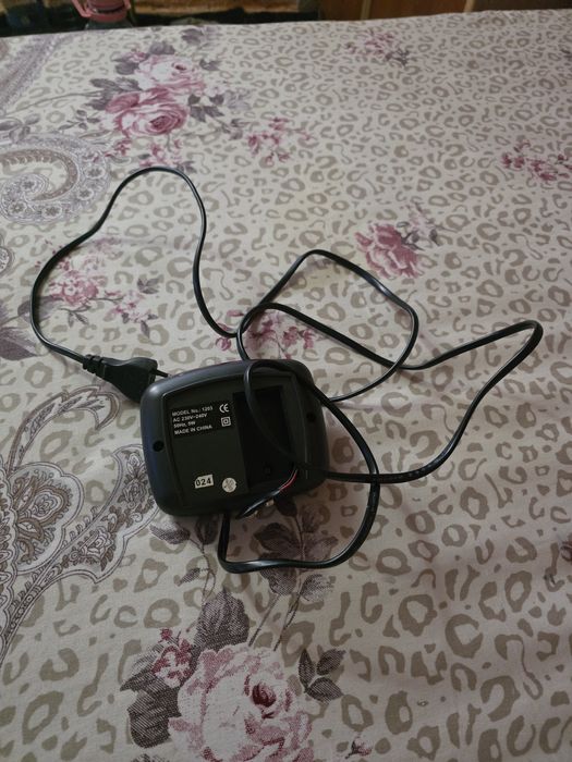 Ceas digital cu alarmă și  priză și baterie