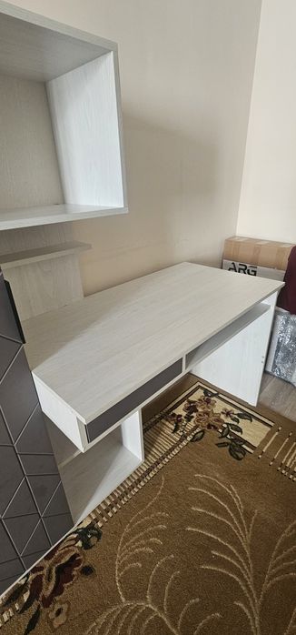 Стол со шкафом в идеальном состоянии