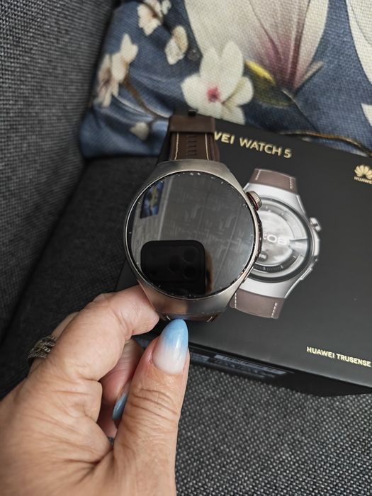 Huawei watch 5 .