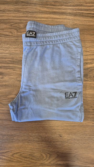 EA 7  анцунг и тениска