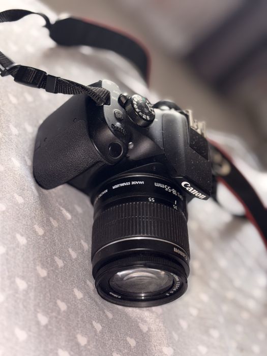 Vand Canon 1300d cu obiectivul kit