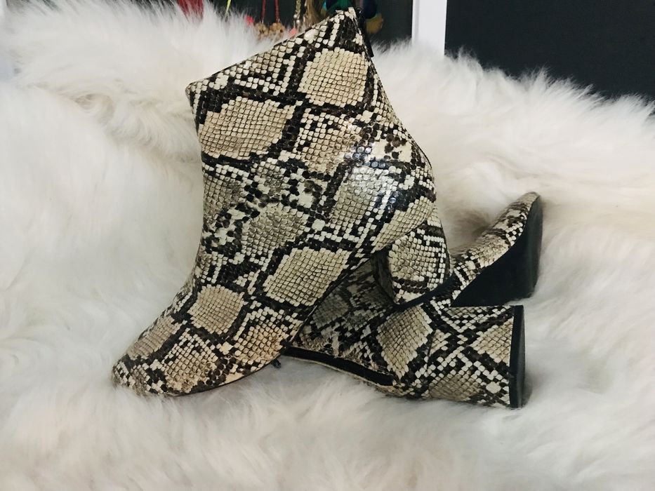 Geanta si botine model piele de sarpe