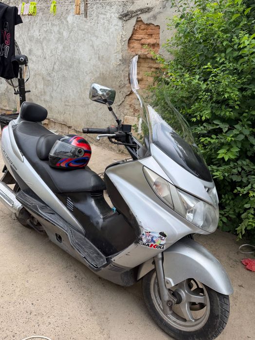 Vând scuter pe benzină de 400