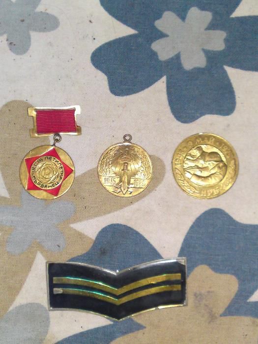 Продавам три стари медала