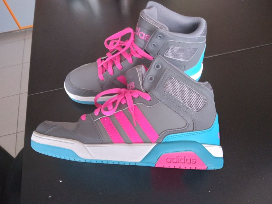 Дамски маратонки Адидас нови,40 номер