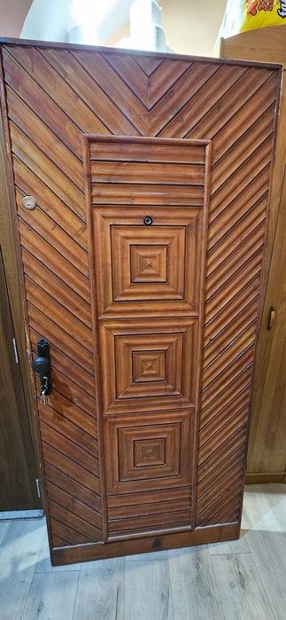 Масивна врата от дива череша