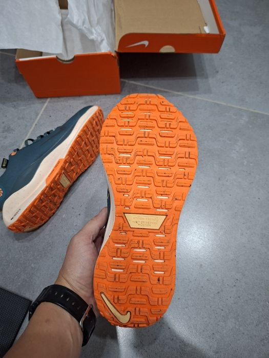 Продам кроссовки nike
