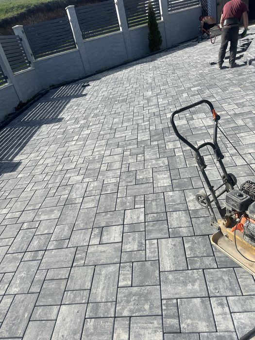 Execut lucrări de pavaje / Terasamente / gazoane / garduri