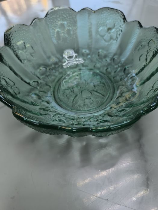 Продам салатницу цветное стекло.