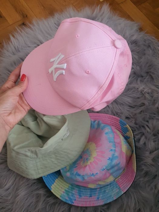 Лот от летни шапки