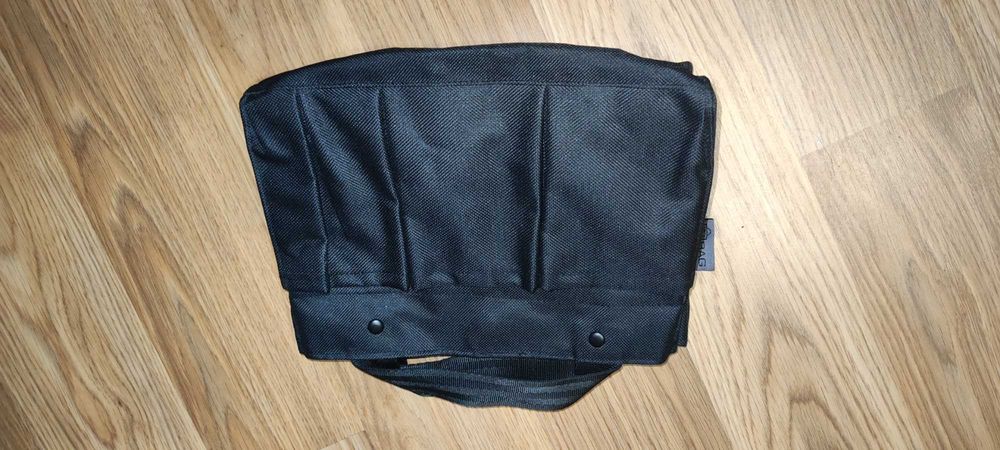 INBAG органайзер за чанти с много джобове в елегантен дизайн.