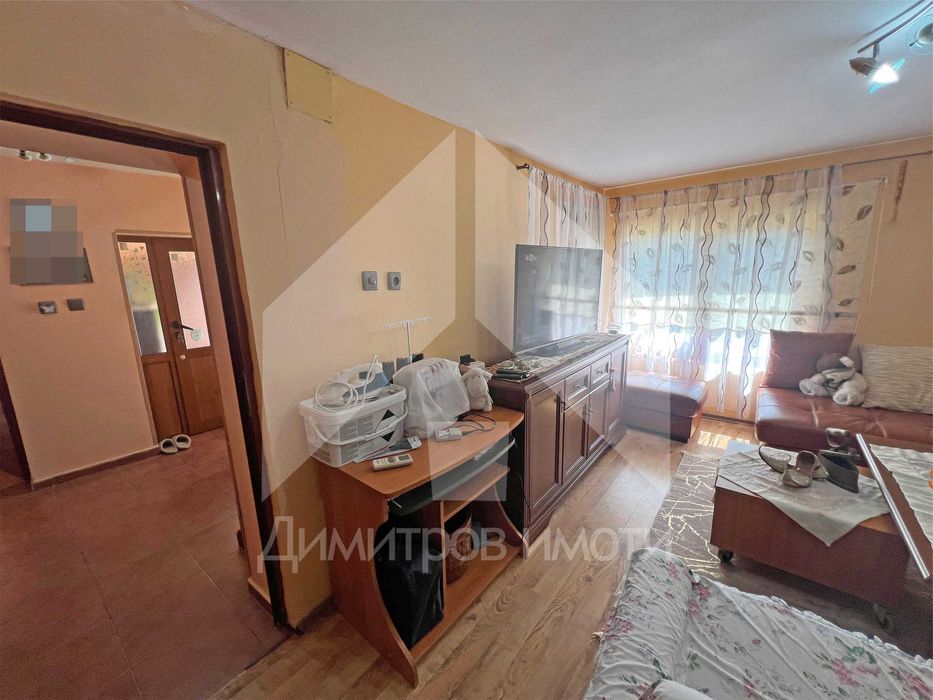 Продава еднофамилна, тухлена къща с 2 ДКА двор на 70 км от Варна.