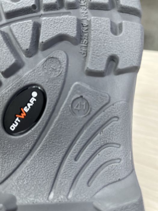 Ботинки продам. Недорого.