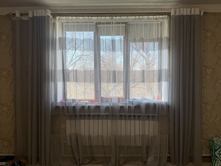 Штор продаётся вместе с гантелями