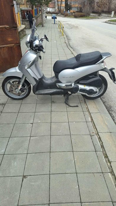 Продавам    Скутер Aprilia 500 kub. Като нов