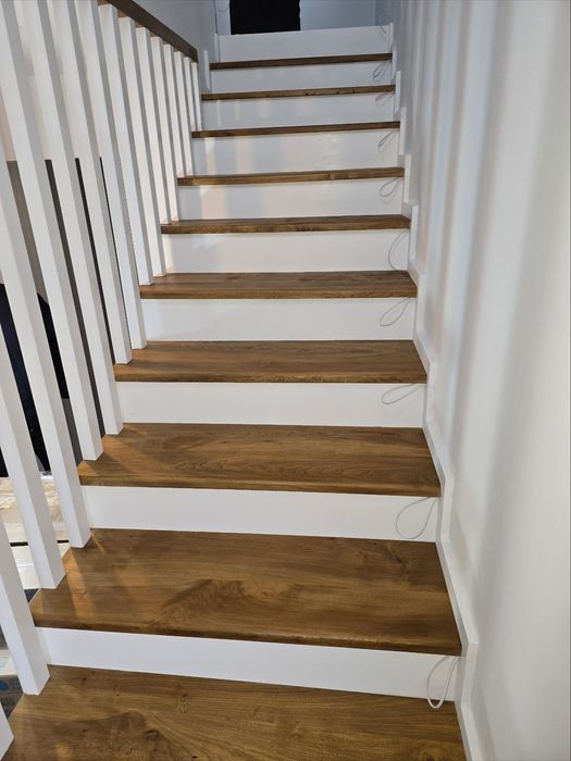 Scări din lemn masiv/Balustrade/Riflaje