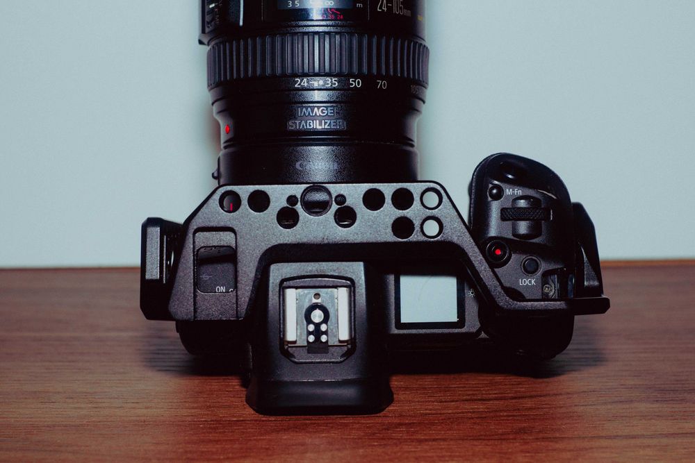 Canon EOS R + Обектив Canon EF 24-105mm + 2 батерии и Small Rig клетка