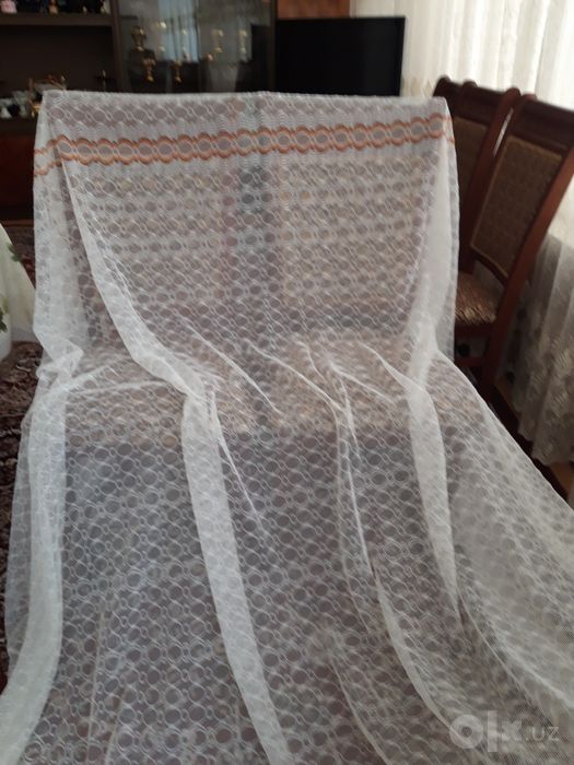Тюль белая с каймой.