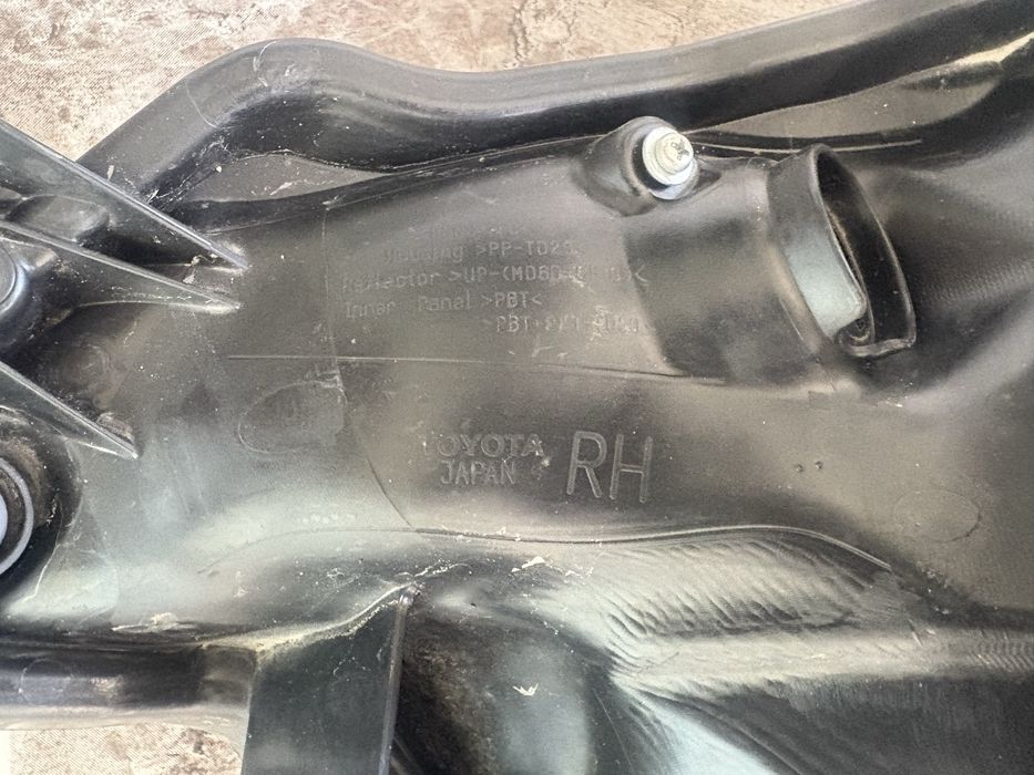 Десен фар за Тойота Версо / Toyota Verso S 2012