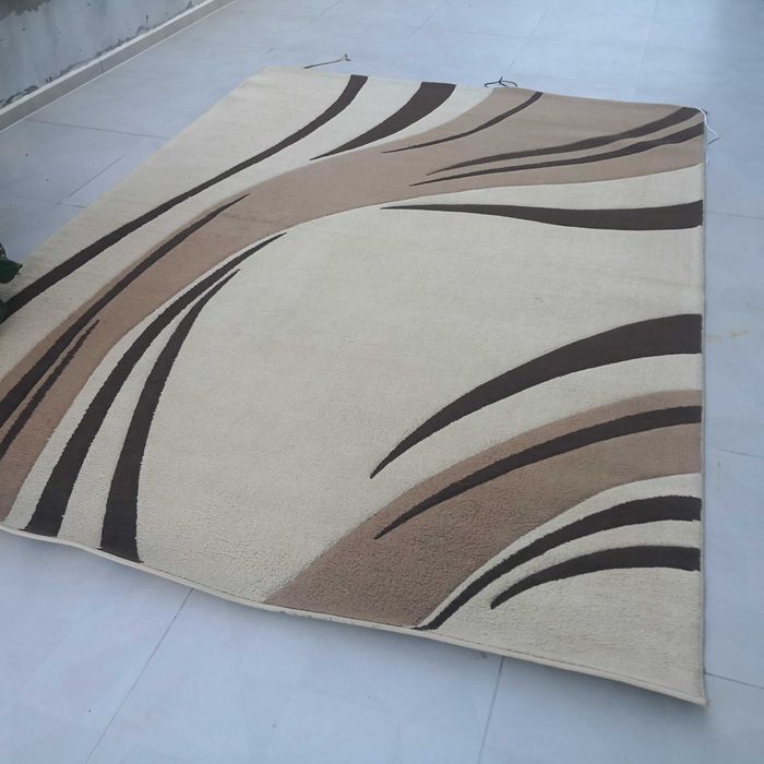 Килим за хол в добро състояние.