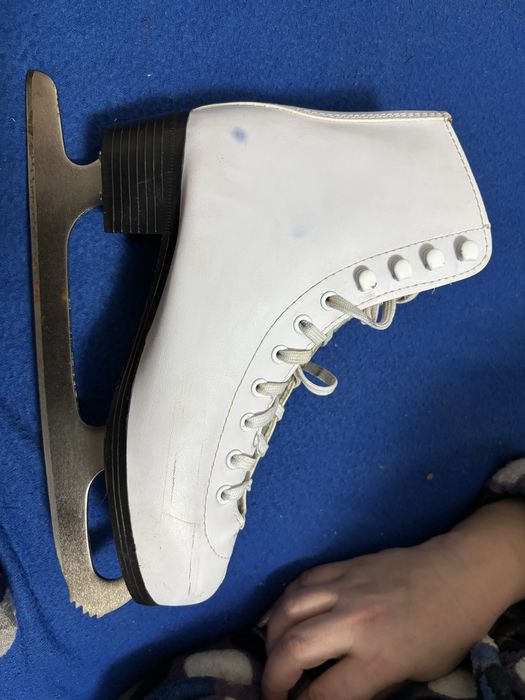 Коньки фигурные продам