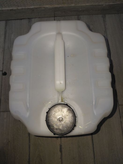 Продам пустые б/у канистры с крышкой 500₸