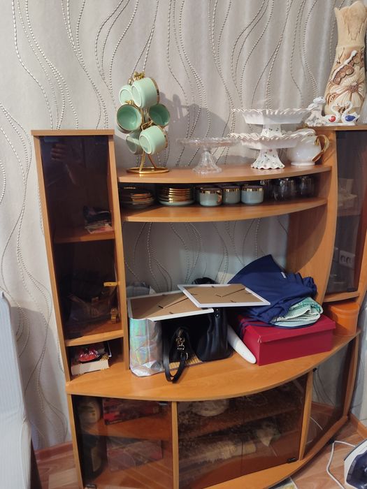 Стол, шкаф продаётся.