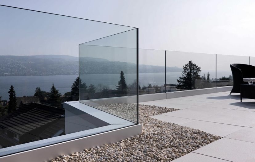 Перила стеклянно  огрождения лестница