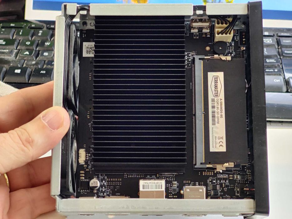 Unitate de stocare NAS TerraMaster F4 SSD - 4x sloturi M.2 - 5GbE