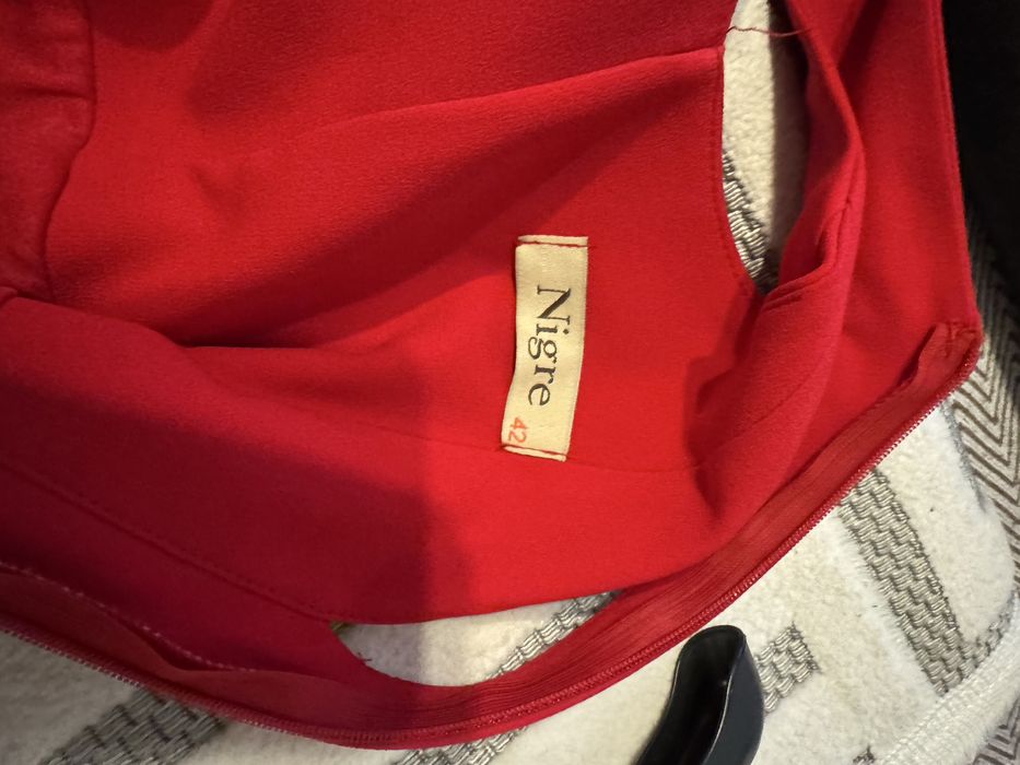 Червена дълга рокля