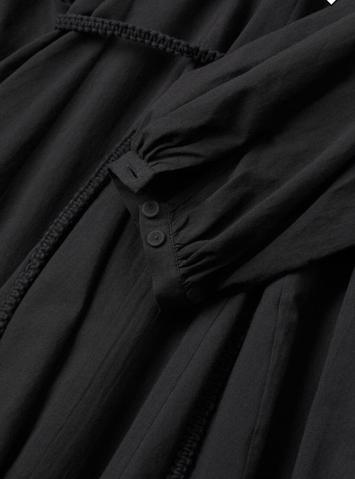 Черна рокля H&M.