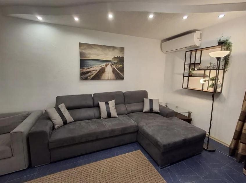 Дава се под наем Тристаен апартамент в Варна, Базар Левски - 130 кв.м за 800 € - Снимка #1