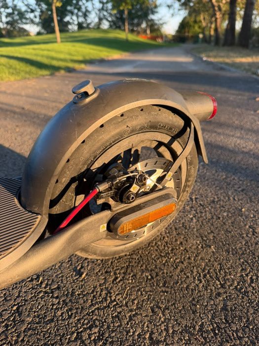 Xiaomi Electric Scooter 4 2024 – 1.442,3 km – Cutie + Încărcător + Cască