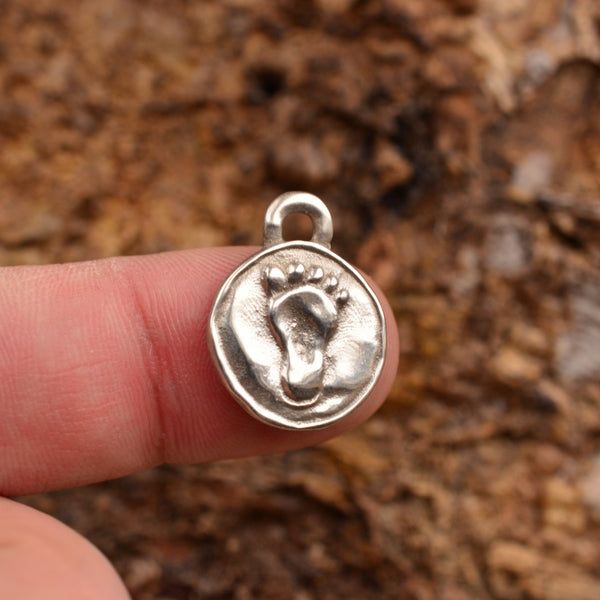 Сребърен медальон 925 „Бебешко краче“ – талисман за семейна обич