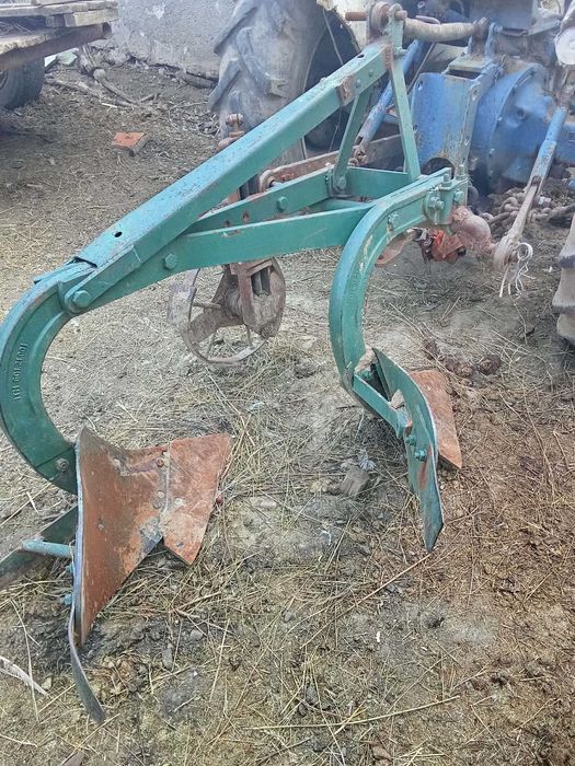 Vînd sau schimb cu masina tractor ford 3000