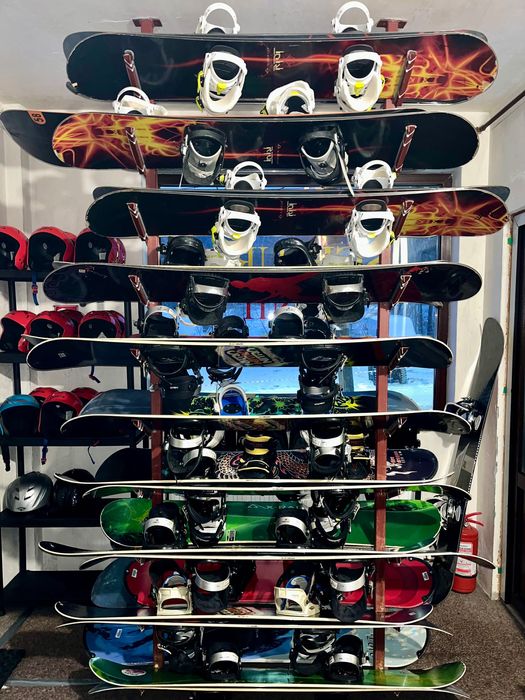 Echipament complet snowboard pentru centru de inchirieri