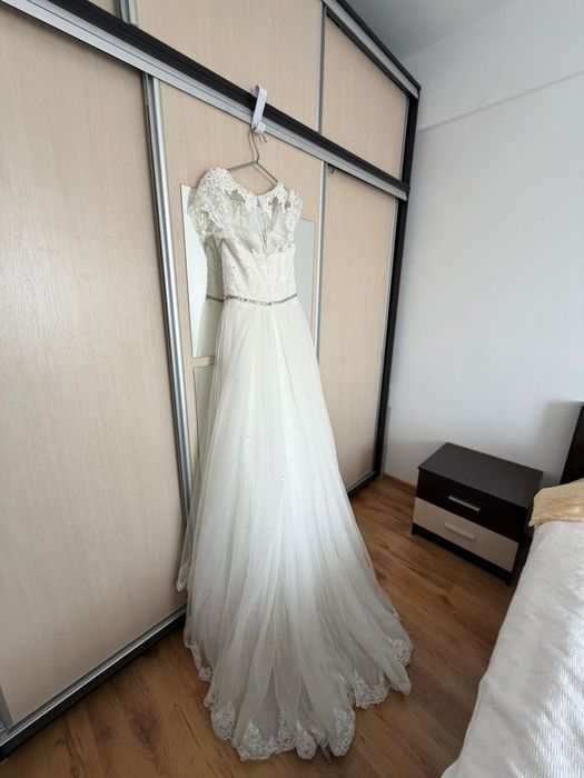 Rochie de mireasa La Novia, cu trena, colectie Milano, stil printesa, dantela, tul si satin