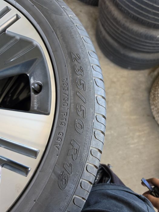 2 Броя 235/55/19 Pirelli 6mm 22dot