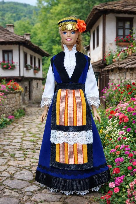 Сувенирна кукла Карина с Карловска народна носия.