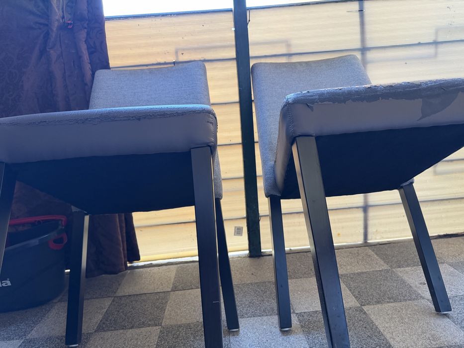 Vand doua scaune gri