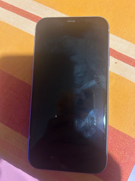 iPhone 11 с кутия и зарядно