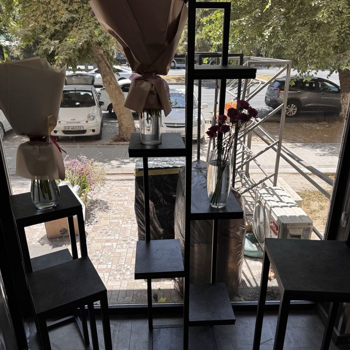 Продам офисную мебель для офиса/цветочного магазина